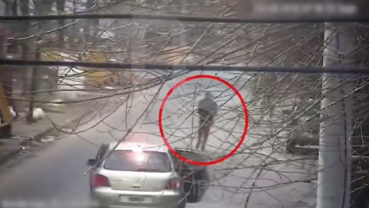 Intentó robar cuatro autos a punta de pistola y en el último había policías para detenerlo