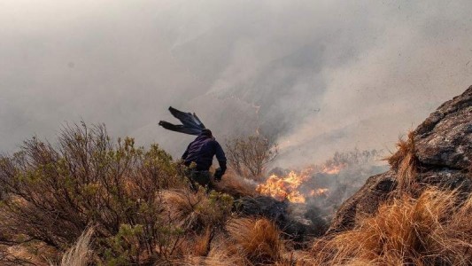 Brigadistas intentan contener un incendio forestal en el cerro Ambato en Catamarca