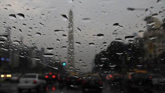 Lluvia, frío y alerta por sudestada