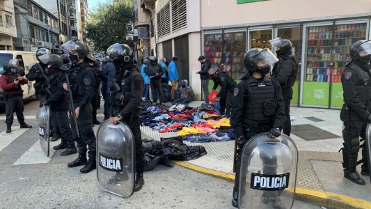 Tensión en Once: la Policía de la Ciudad desaloja a manteros tras la apertura de comercios