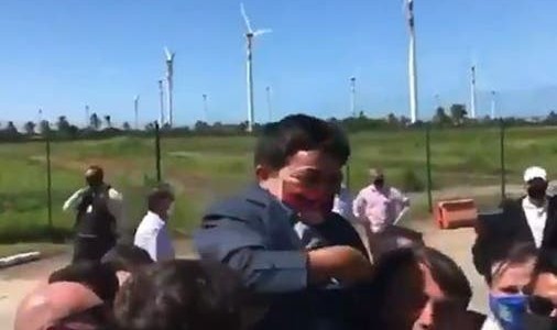 Video viral: Bolsonaro alzó a un enano pensando que era un nene