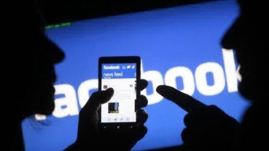 Reducen condena a un maltratador porque la esposa conversaba por Facebook en lugar de cocinarle