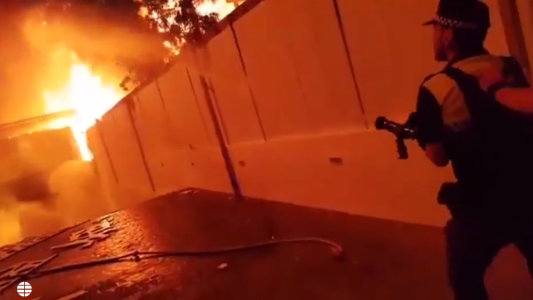 Video: un muerto y nueve heridos en un pavoroso incendio en un hotel de Marbella