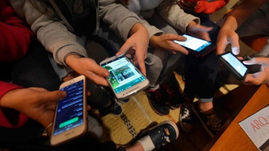 Ya es oficial el DNU la telefonía celular e Internet como servicios públicos