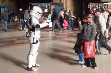 Video: Pasó el control de Constitución con una máscara de Star Wars