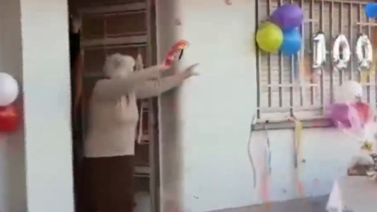 Cumplió 100 años en pandemia y se lo festejó todo el barrio: "¡Los amo!"