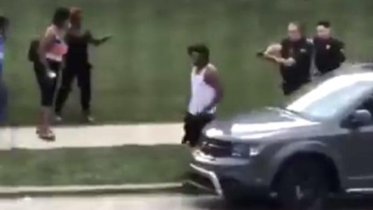 Estados Unidos: un policía le disparó siete tiros por la espalda a un joven afroamericano desarmado