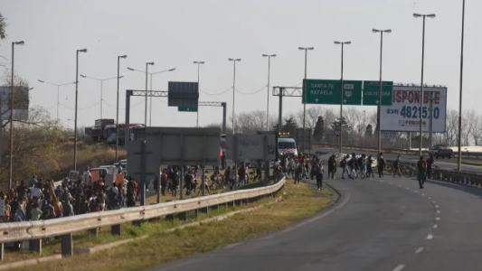 Se descontroló el incendio en las islas y una lluvia de cenizas inundó Rosario