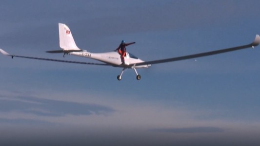 Recórd en Suiza: hizo el primer salto en paracaídas desde un avión solar