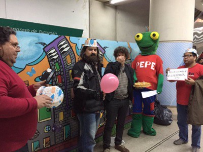 Pasajeros del subte festejan el cumpleaños de una escalera que no funciona