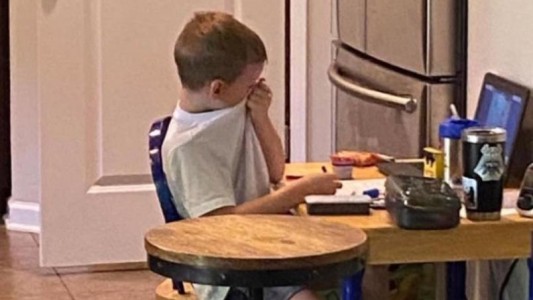 Foto viral: una mujer publicó la foto de su hijo de 5 años frustrado en una clase virtual