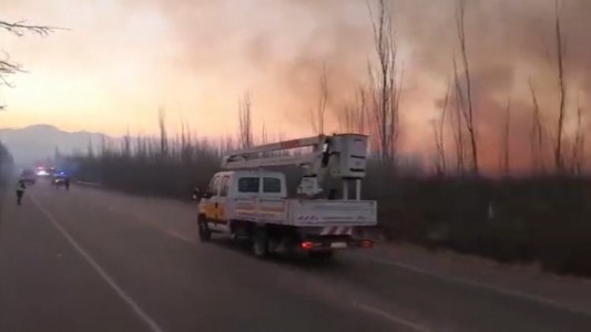 Pánico por un enorme incendio en campos de Mendoza