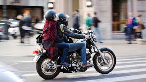 Detienen a dos policías acusados de pedirle dinero a motoqueros para no secuestrarles los rodados