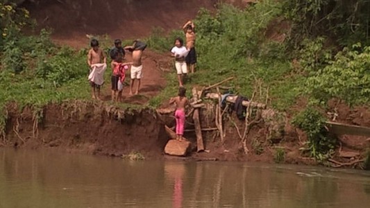 Misiones: la historia de los nenes que cruzan a nado un arroyo para llegar a la escuela