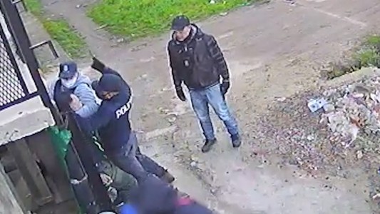 Vestidos de policías, simulan un allanamiento y asaltan a una familia en Moreno