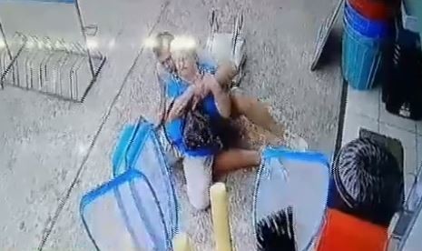 Video: Un improvisado arquero salvó a una mujer en medio de una brutal caida