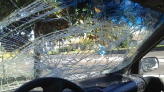 Le gritó "mové el culito" a una joven y ella le rompió el parabrisas del auto