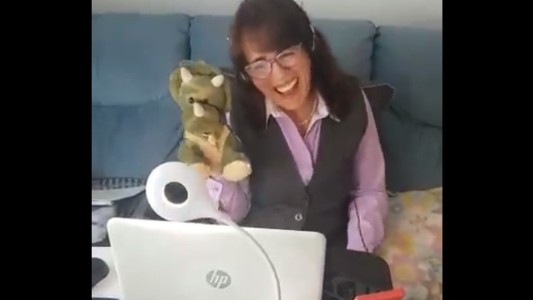 "Dinosabio": el ingenio de una maestra para dar clases con un títere
