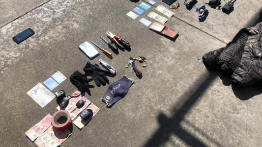 Con inhibidores de alarmas robaba las llaves de viviendas en una playa de estacionamiento