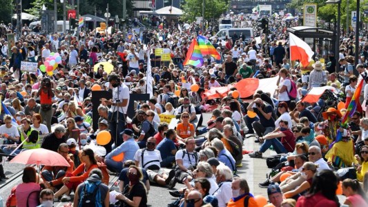 Los "anticorona" reunieron a miles de personas en ciudades europeas