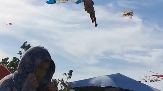 Pánico en Taiwán: Una nena de 3 años voló por el cielo aferrada a una cometa y sobrevivió de milagro