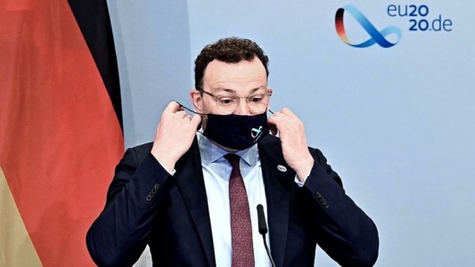 Luego de violentas marchas anticuarentena, escupen e insultan al ministro de Salud alemán