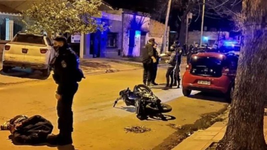 Un policía baleó a un ladrón armado para defender a su papá y fue detenido