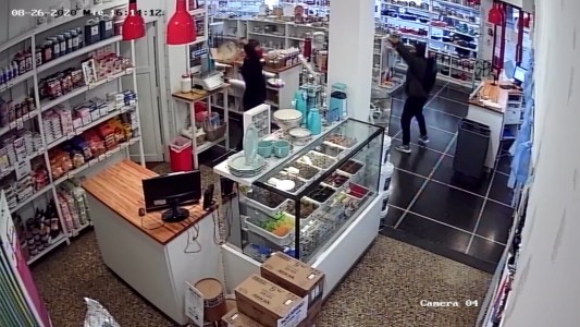 Echó a un ladrón armado a puro platazos y sartenazos