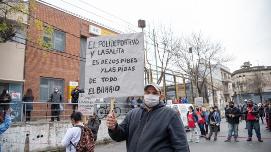 La Boca: los vecinos se unieron en un abrazo simbólico a su amenazada sala sanitaria
