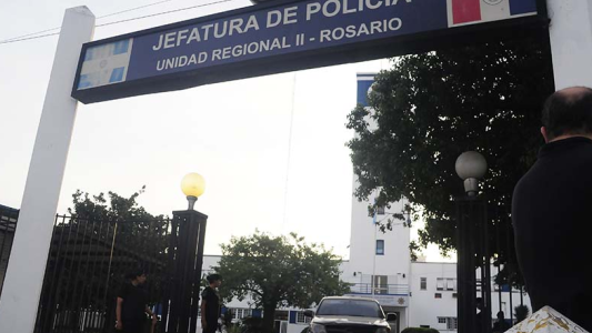 Detuvieron al ex jefe de la armería de la Policía por el faltante de 5 pistolas 9 milímetros