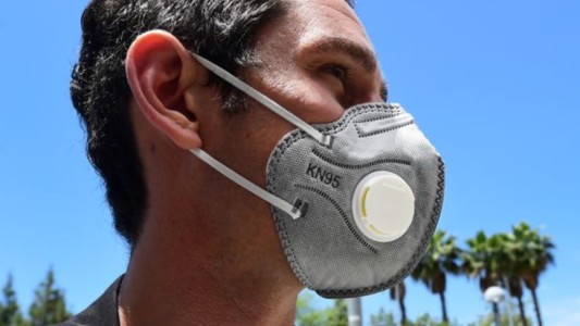 Experimento: máscaras con válvulas y y viseras no frenan propagación del coronavirus