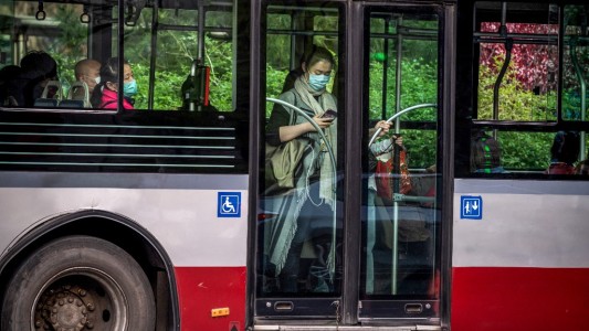 Un micro en China y el nuevo indicio de la propagación del coronavirus por el aire