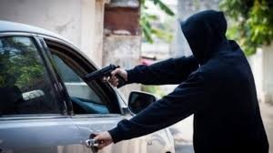 Policía vio que vendían por Facebook el auto que le habían robado y lo fue a recuperar a los tiros