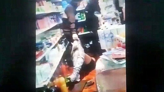 Video: entró a robar en un kiosco pero no pudo salir