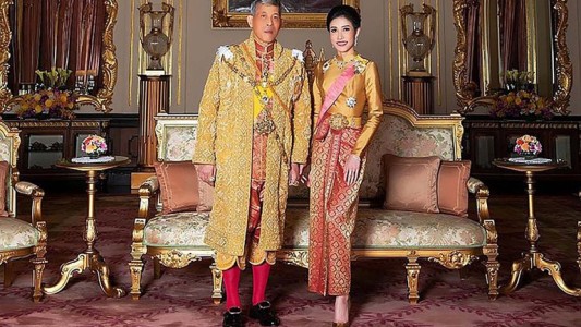 El rey de Tailandia perdonó a su amante "ingrata" y le devolvió el título de "consorte real"