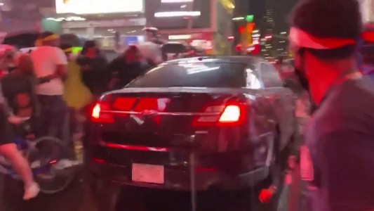 Automovilista atropella manifestantes contra la violencia policial