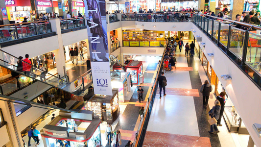 OMS advierte que el 80% de los brotes surgen por transmisión en lugares cerrados