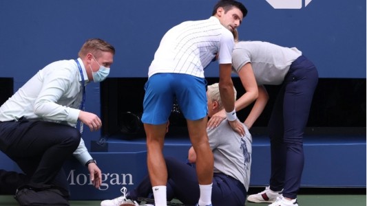 Djokovic fue descalificado del US Open por pegarle un pelotazo a una jueza de línea