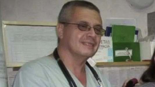 Aplausos y lágrimas en el adiós al primer médico de Santa Fe que falleció de Covid-19