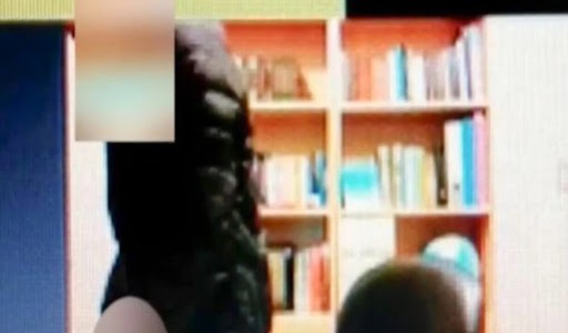Denuncian a docente por orinar en cámara durante una clase virtual
