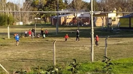 Una enfermera con Covid-19 denuncia que juegan al fútbol frente a su casa