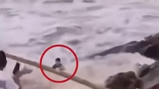 Una ola se tragó a la novia y el maquillador en una sesión de fotos antes del casamiento