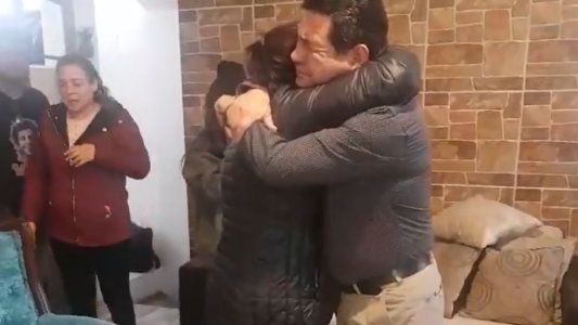 No veía a su esposa desde marzo y la encontró de sorpresa en su living