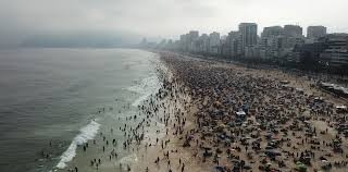 Alerta en Brasil: se llenaron las playas de Río de Janeiro pese a la pandemia de coronavirus