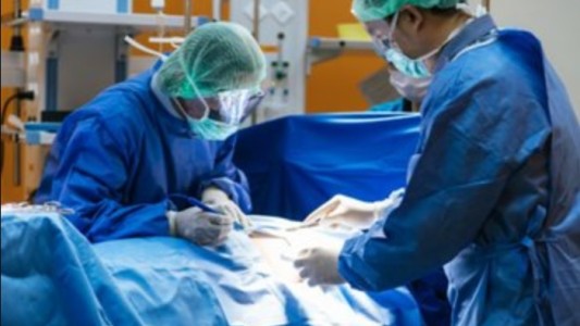 Fallo ordena a PAMI pagar la cirugía para agrandar los pechos de una afiliada autopercibida mujer