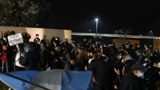 Vecinos impidieron que Lázaro Báez ingresara al country donde cumplirá la prisión domiciliaria