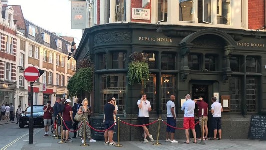 Limitarán las reuniones en Inglaterra ante el aumento de casos de Covid-19