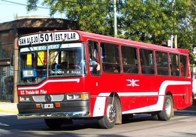 Apedrean un colectivo: una nena de 6 años resultó malherida