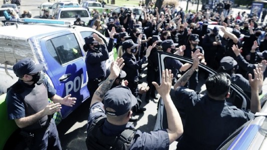 Los policías se reúnen en asambleas tras el anuncio de Kicillof