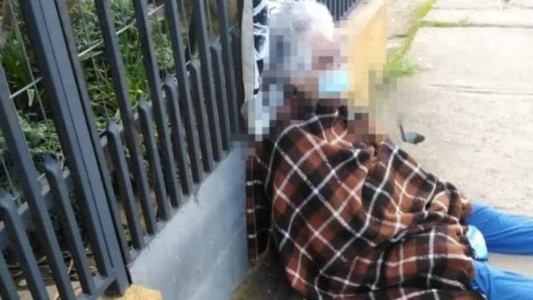 Una mujer abandonó en la calle a su madre de 88 años
